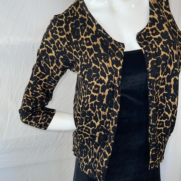 GRACE Soft Leopard Sweater Black Glass Buttons  3/4 Sleeves Like New size M - Picture 4 of 5